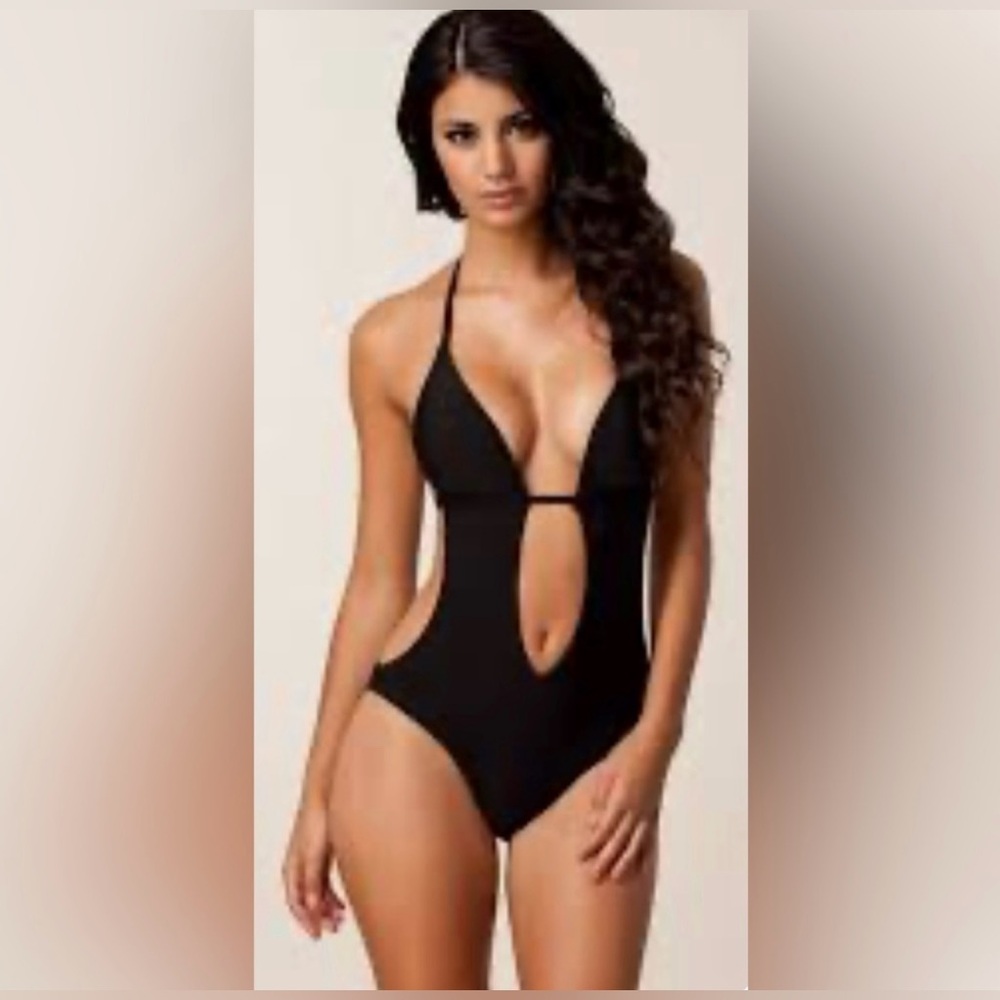 NWOT Sauvage California One Piece. 80% Italian
Nylon 20% Italian Lycra. Size S
